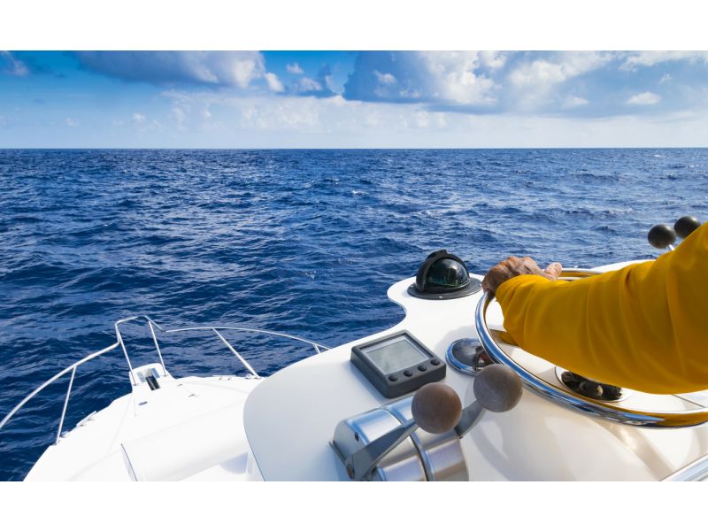 Qual è la differenza tra un interruttore della batteria e un interruttore automatico?