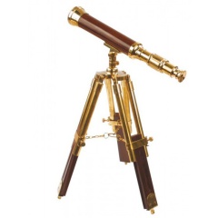 Vista lunga di Topomarine ottone e legno su treppiede