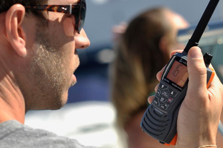 Uomo che utilizza un VHF marino Radio VHF marino