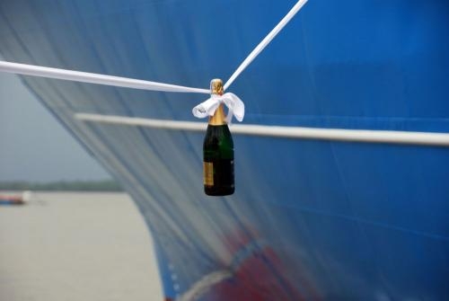 nave battezzata con champagne nave battezzata con champagne