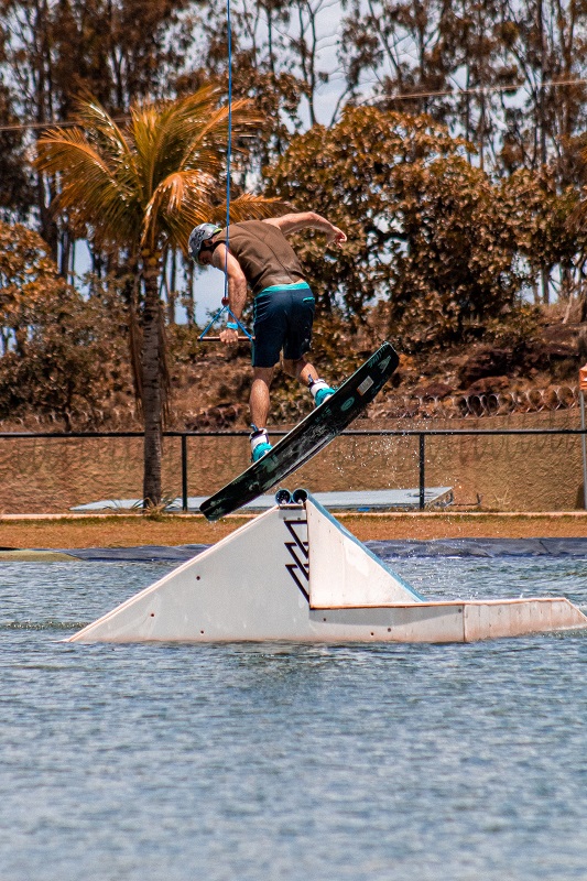 Fare wakeboard in un wakepark Wakeboard in cable park