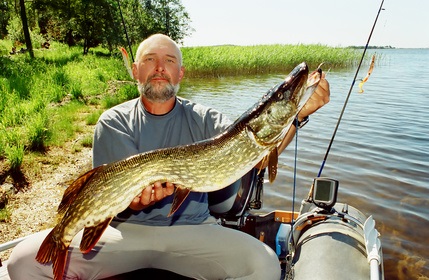 Pêche sportive Pêcheur fier de sa prise