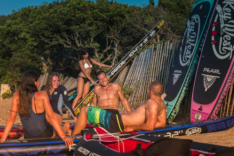 Sup avventura con gli amici in estate paddle entre amis