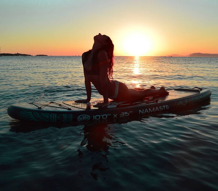 fare yoga su una tavola da stand up paddle paddle yoga